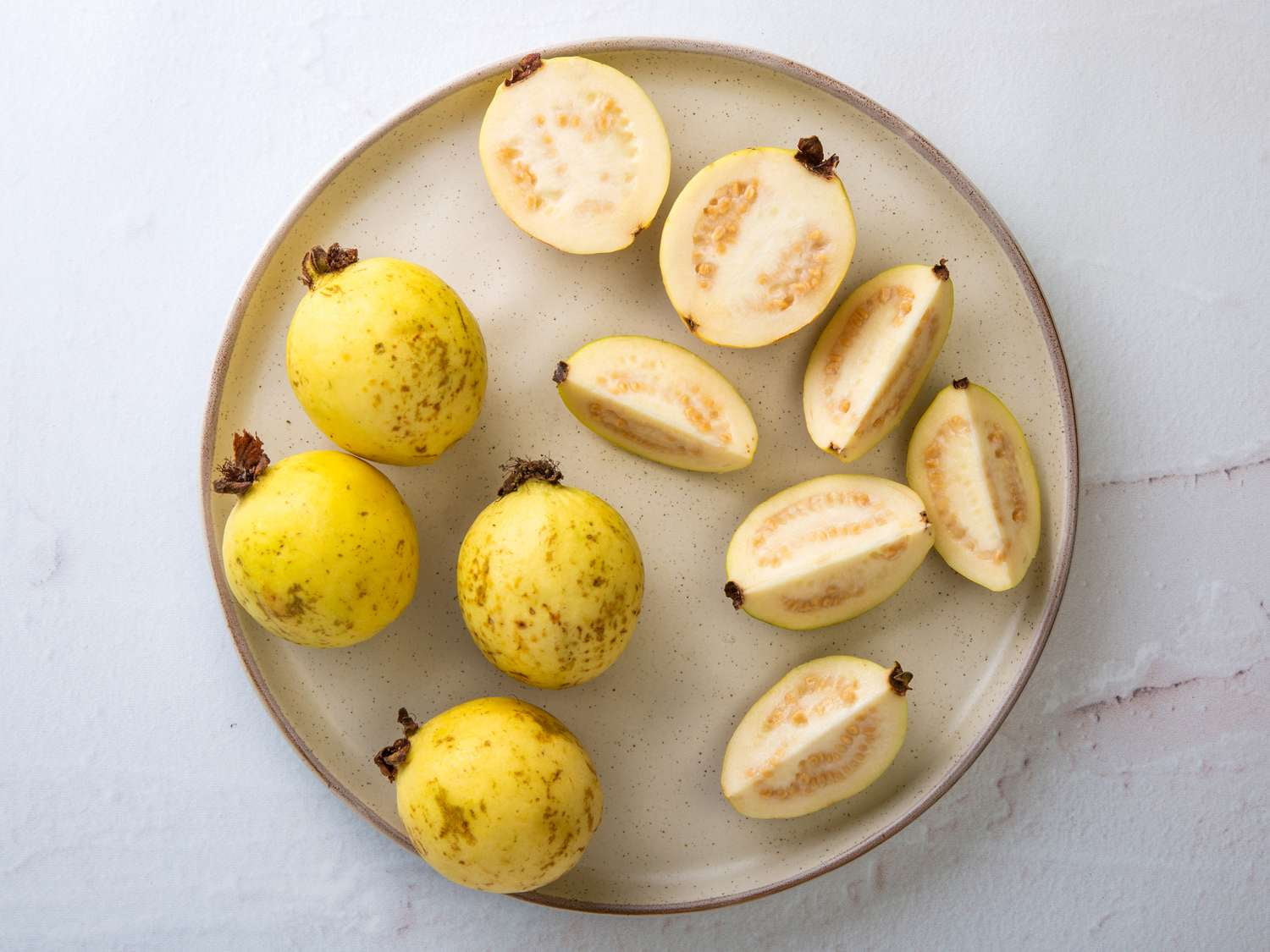 Fresh Guava 1 Lb Clamshell